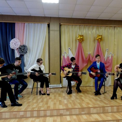 С. А. Сухоставская (справа) и ансамбль гитаристов